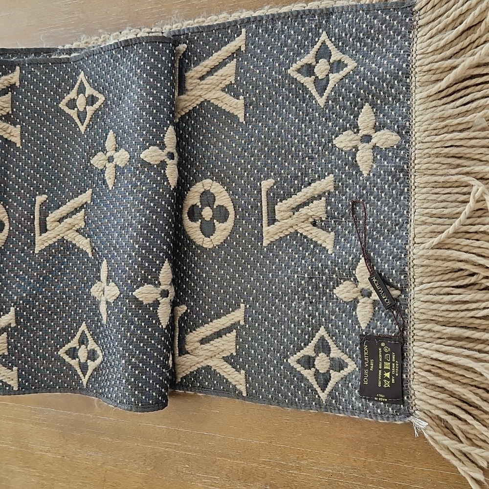 GORGEOUS LOUIS VUITTON LONG MONOGRAM WOOL BLEND SCARF - Picture 4 of 16